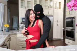 Em học sinh ngây thơ thường xuyên bị lạm dụng trên xe buýt cho đến khi “nghiện”