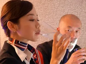 Một cô gái mũm mĩm trong chiếc áo khoác trắng, đang liếm lồn, cưỡi lên trên, thúc mạnh và quan hệ mạnh...